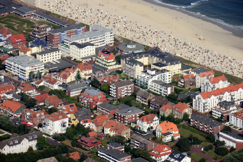 Wangerooge from above - View of the main beach along the seafront of the village of Wangerooge on the island of the same name in the Wadden Sea of the North Sea in the state of Lower Saxony. Wangerooge is the Eastern-most inhabited of the East Frisian Islands. It has a sand beach and is a spa resort