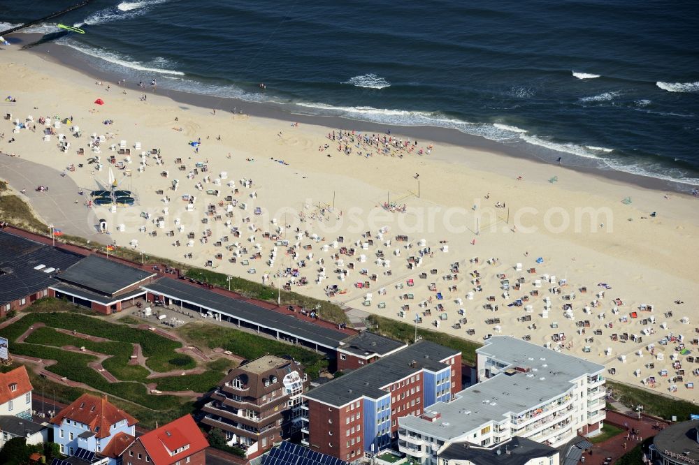 Wangerooge from the bird's eye view: View of the main beach along the seafront of the village of Wangerooge on the island of the same name in the Wadden Sea of the North Sea in the state of Lower Saxony. Wangerooge is the Eastern-most inhabited of the East Frisian Islands. It has a sand beach and is a spa resort