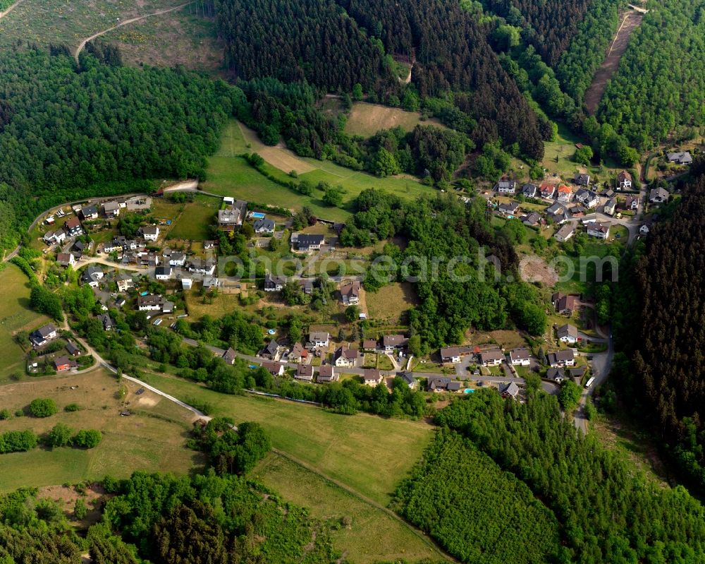 Aerial photograph Niederfischbach - View of the Huettseifen part of Niederfischbach in the state of Rhineland-Palatinate. Huettseifen is located in the borough of Niederfischbach and is named after the creek of the same name. It consists of several residential buildings and is surrounded by fields, meadows and wooded hills