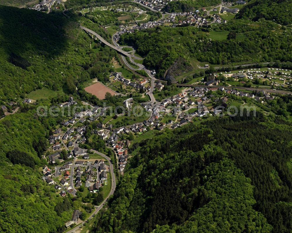 Aerial photograph Altenahr - View of the Kreuzberg part of Altenahr in the state of Rhineland-Palatinate. Sporting grounds and a football pitch are spread out on the riverbanks of the river Ahr. Altenahr is an official tourist resort and consists of four parts with diverse leisure and tourism facilities and residential areas