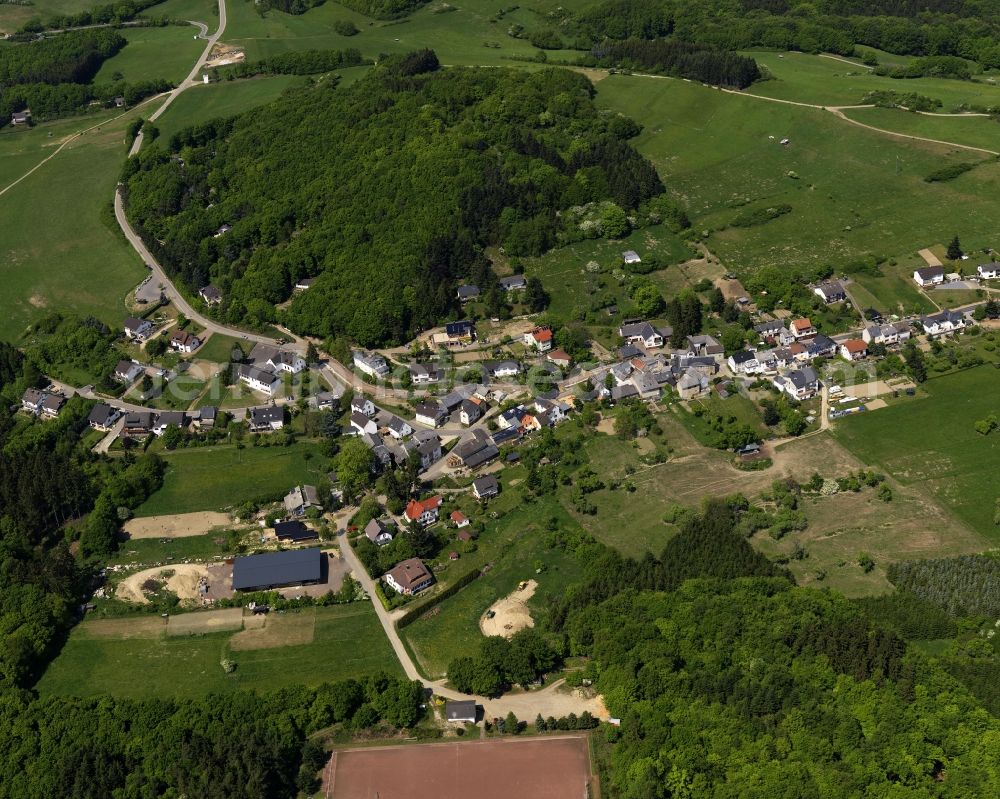 Aerial image Berg - View of the Kraelingen part of the borough of Berg in the state of Rhineland-Palatinate. Kraelingen is located in the South of the borough and consists of Ober and Unter Kraelingen. Both parts are surrounded by forest and agricultural land and close to the border to North Rhine-Westphalia