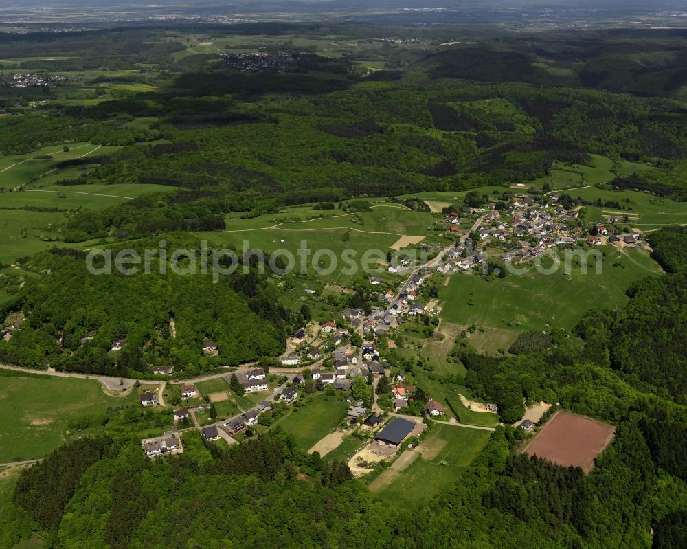 Aerial photograph Berg - View of the Kraelingen part of the borough of Berg in the state of Rhineland-Palatinate. Kraelingen is located in the South of the borough and consists of Ober and Unter Kraelingen. Both parts are surrounded by forest and agricultural land and close to the border to North Rhine-Westphalia