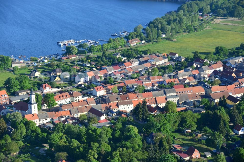 Aerial photograph Lindow (Mark) - View of the town centre of Lindow (Mark) on the lakeside of Lake Gudelacksee in the state of Brandenburg. The town is located in the county district of Ostprignitz-Ruppin and is part of the Amt Lindow. The historic town centre is located on the lakeside of Gudelacksee and includes boat docks