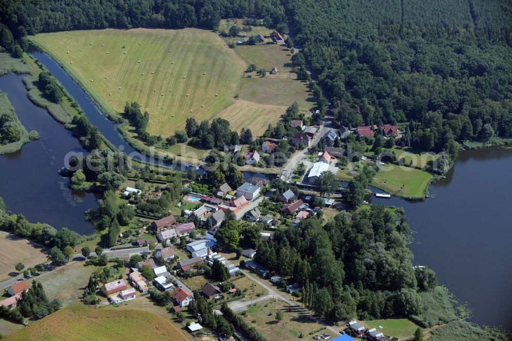 Aerial photograph Rietz-Neuendorf - View of the East of the village of Neubrueck on lake Wergensee in the borough of Rietz-Neuendorf in the state of Brandenburg. The residential village is surrounded by fields and forest along Spreestrasse
