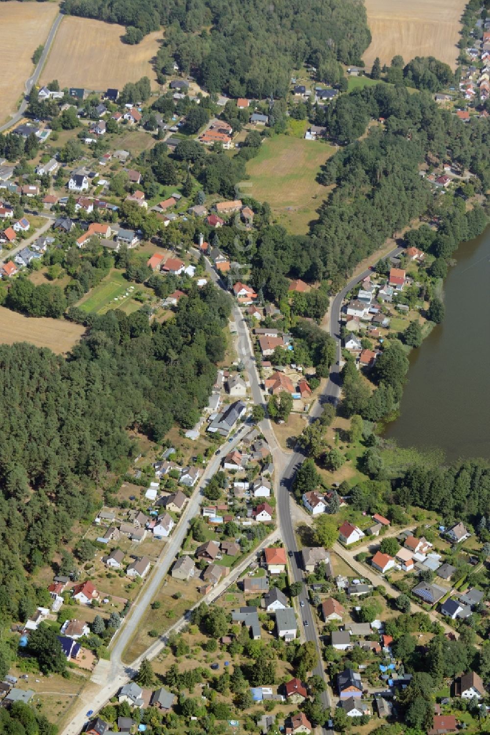 Aerial photograph Bad Saarow - View of the Petersdorf part in the North of Bad Saarow in the state of Brandenburg. Petersdorf is located on the shore of Lake Petersdorfer See. The residential village is part of the official spa resort Bad Saarow in the county district of Oder-Spree