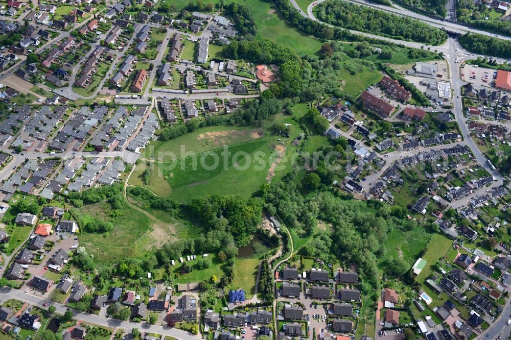 Ratekau from the bird's eye view: View of the Sereetz part of Ratekau in the state of Schleswig-Holstein. Ratekau is located in the county district of Ostholstein and is agriculturally informed. Sereetz consists of historic buildings and extensive green areas, parks and meadows