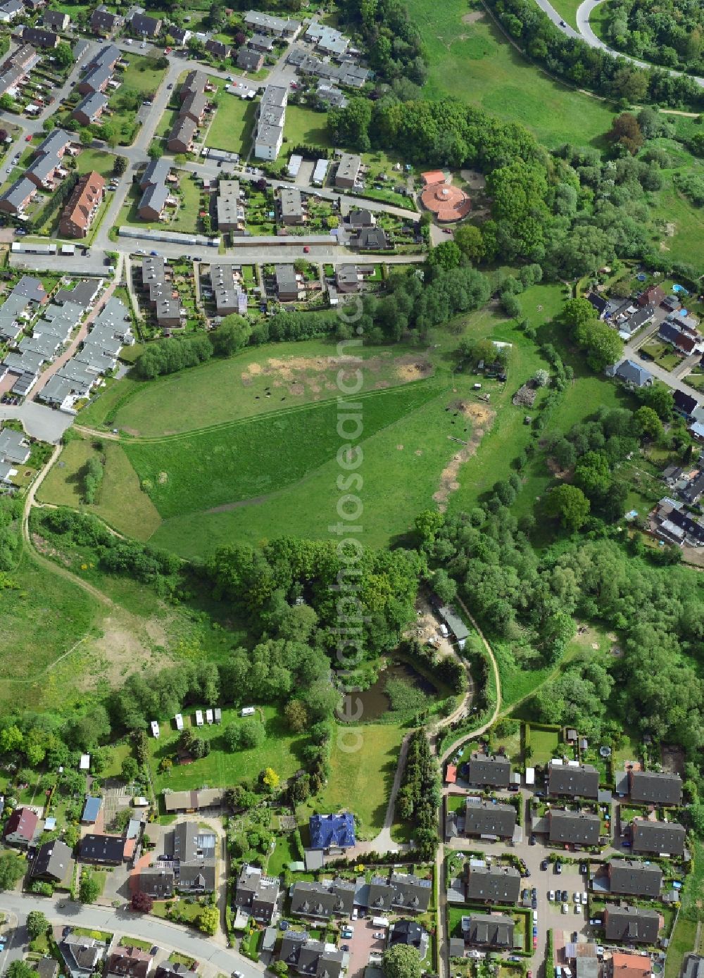 Aerial image Ratekau - View of the Sereetz part of Ratekau in the state of Schleswig-Holstein. Ratekau is located in the county district of Ostholstein and is agriculturally informed. Sereetz consists of historic buildings and extensive green areas, parks and meadows