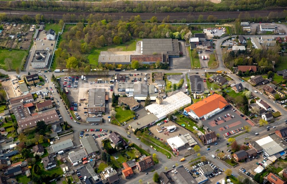 Hamm-Heessen from the bird's eye view: View of the neighborhood of Hamm-Heessen in the North of Hamm in the state of North Rhine-Westphalia. View of commercial areas, railway tracks and residential buildings