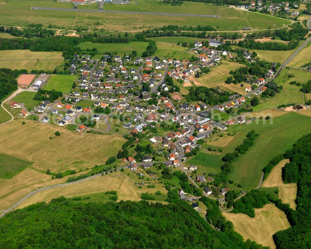 Aerial image Hoppstädten-Weiersbach - View of the Neubruecke part of the borough and municipiality of Hoppstaedten-Weiersbach in the state of Rhineland-Palatinate. Hoppstaedten-Weiersbach is located in the county district of Birkenfeld and is surrounded by agricultural land, hills and forest. Weiersbach is located in it's South