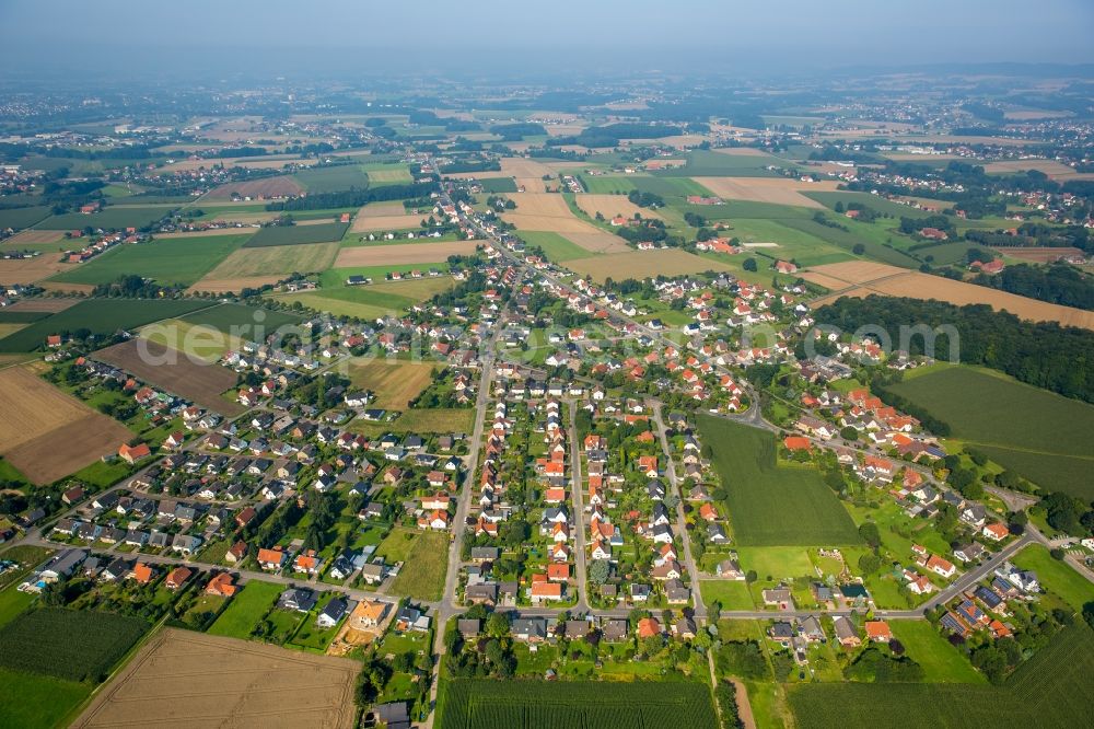 Aerial photograph Kirchlengern - View of the hamlet of Lake in Kirchlengern in the state of North Rhine-Westphalia. The settlement with its single family houses is surrounded by fields and located in the North of the borough