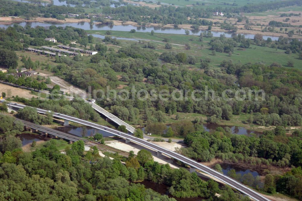 KÜSTRIN from the bird's eye view: Blick auf die Ortsumfahrung der Bundesstrasse B 1 bei Küstrin bis zum Grenzübergang über die Oder. Landesbetrieb Straßenwesen Brandenburg (