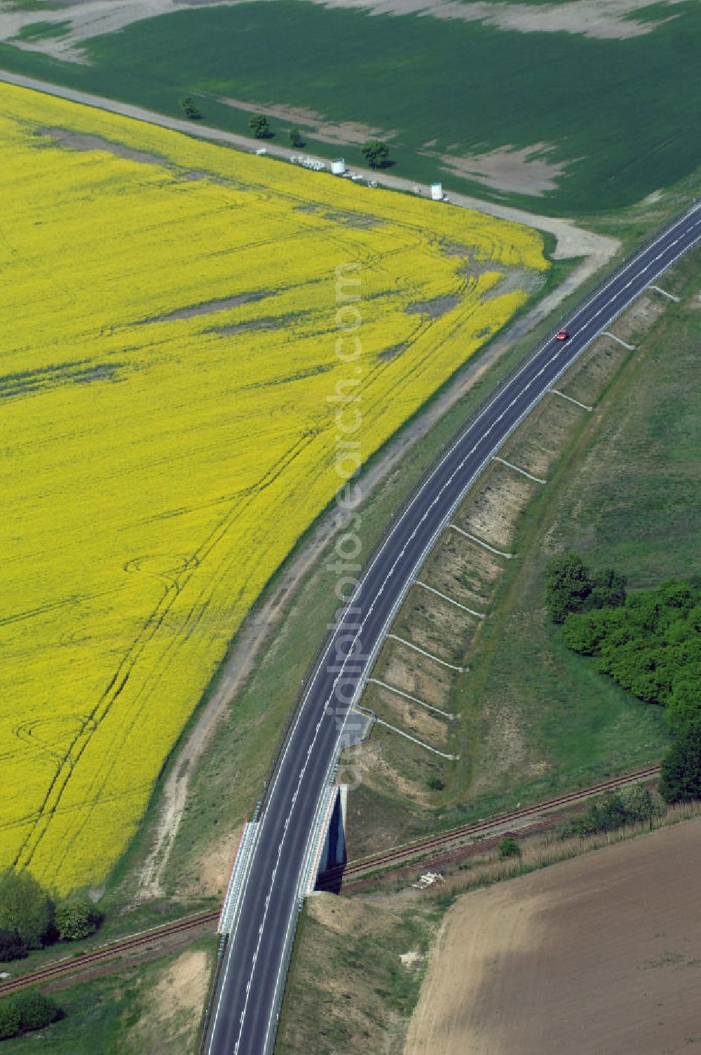 KÜSTRIN from the bird's eye view: Blick auf die Ortsumfahrung der Bundesstrasse B 1 bei Küstrin bis zum Grenzübergang über die Oder. Landesbetrieb Straßenwesen Brandenburg (