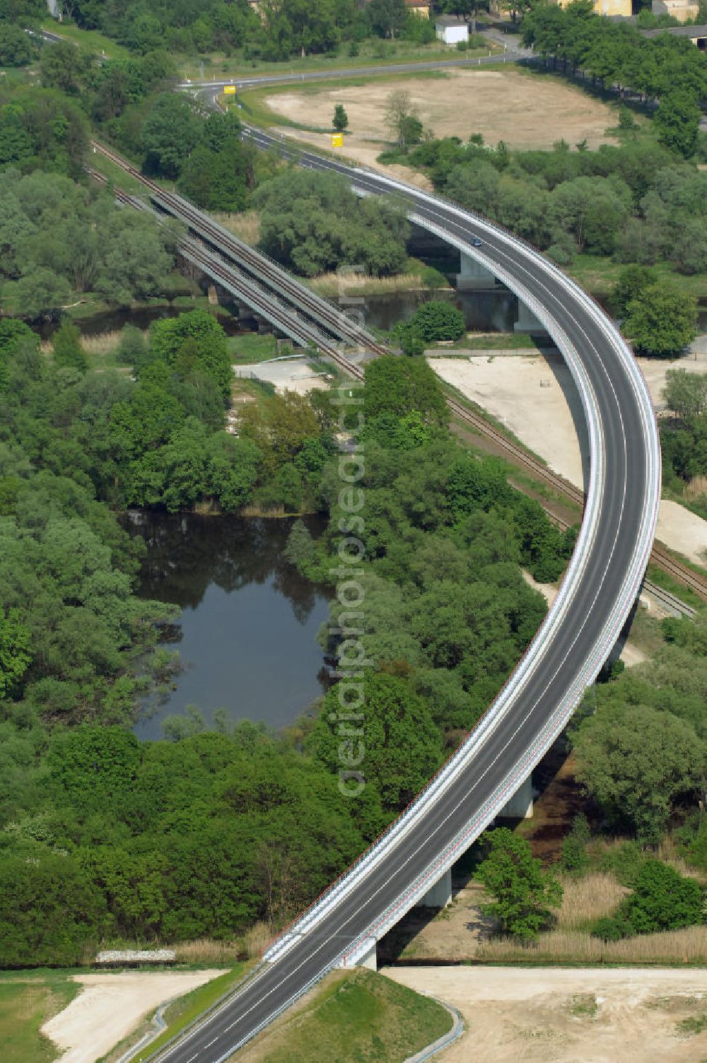 KÜSTRIN from above - Blick auf die Ortsumfahrung der Bundesstrasse B 1 bei Küstrin bis zum Grenzübergang über die Oder. Landesbetrieb Straßenwesen Brandenburg (