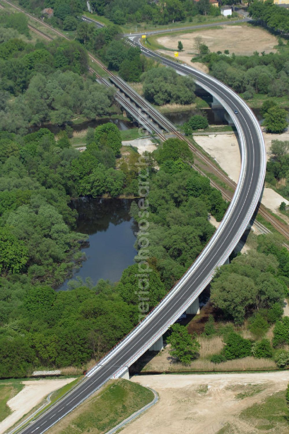 KÜSTRIN from the bird's eye view: Blick auf die Ortsumfahrung der Bundesstrasse B 1 bei Küstrin bis zum Grenzübergang über die Oder. Landesbetrieb Straßenwesen Brandenburg (