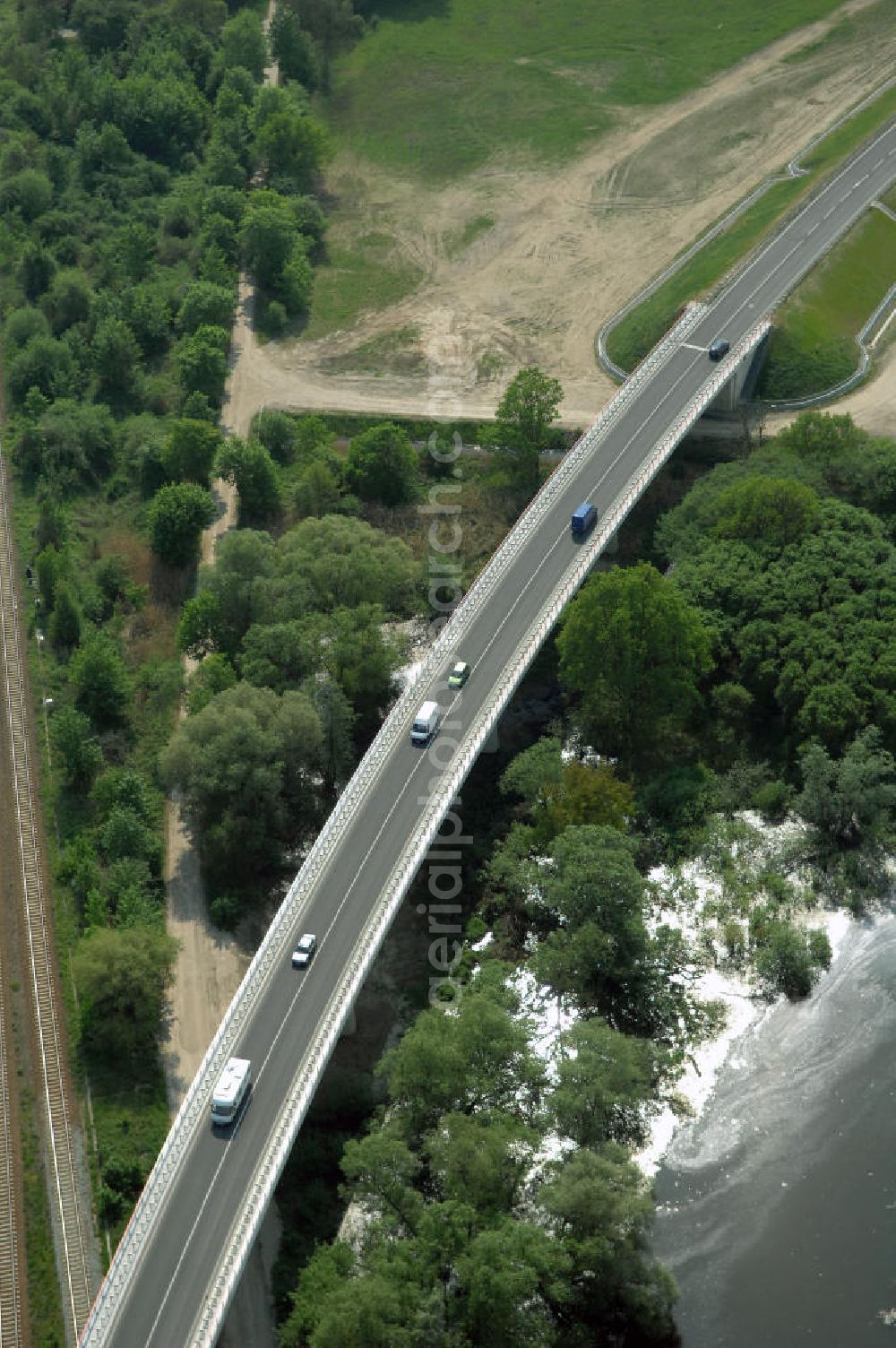 KÜSTRIN from the bird's eye view: Blick auf die Ortsumfahrung der Bundesstrasse B 1 bei Küstrin bis zum Grenzübergang über die Oder. Landesbetrieb Straßenwesen Brandenburg (