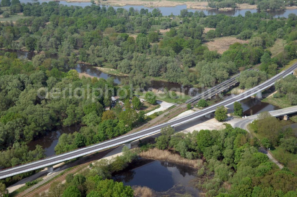 KÜSTRIN from the bird's eye view: Blick auf die Ortsumfahrung der Bundesstrasse B 1 bei Küstrin bis zum Grenzübergang über die Oder. Landesbetrieb Straßenwesen Brandenburg (