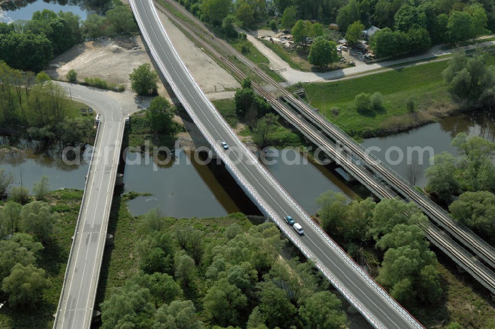 KÜSTRIN from the bird's eye view: Blick auf die Ortsumfahrung der Bundesstrasse B 1 bei Küstrin bis zum Grenzübergang über die Oder. Landesbetrieb Straßenwesen Brandenburg (