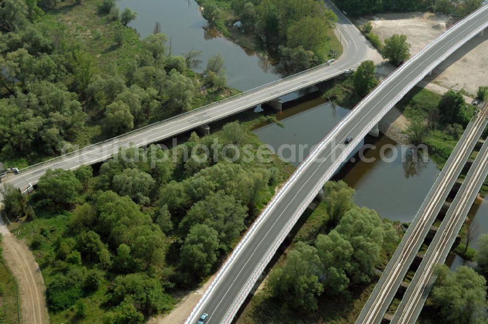 KÜSTRIN from the bird's eye view: Blick auf die Ortsumfahrung der Bundesstrasse B 1 bei Küstrin bis zum Grenzübergang über die Oder. Landesbetrieb Straßenwesen Brandenburg (