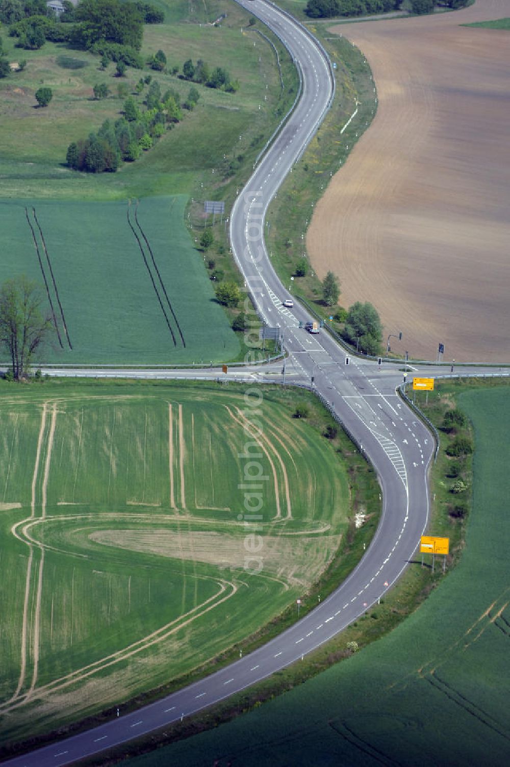 MÜNCHEBERG from above - Blick auf die Ortsumfahrung der Bundesstrasse B 1 südlich von Müncheberg. Landesbetrieb Straßenwesen Brandenburg (