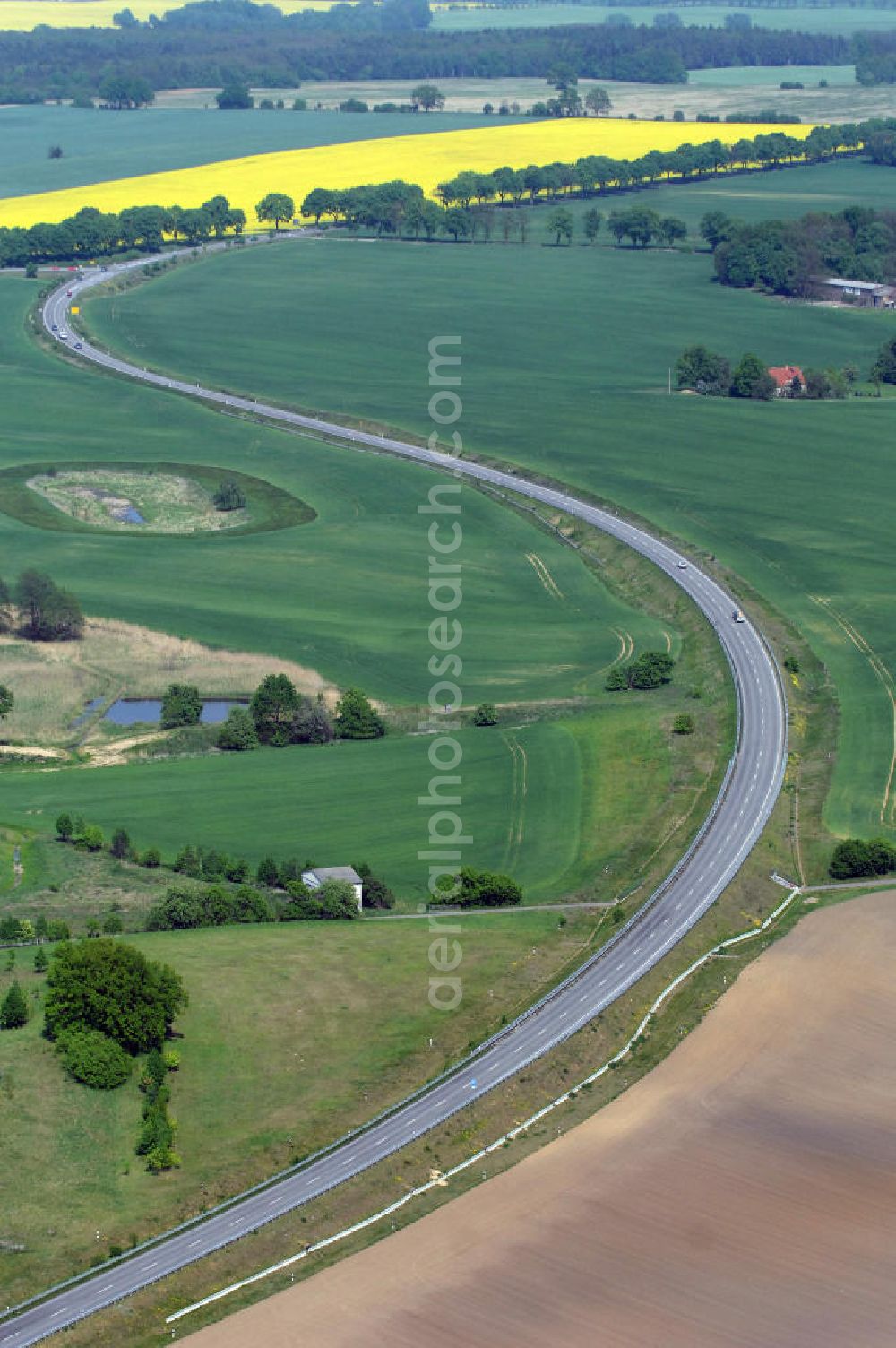 MÜNCHEBERG from the bird's eye view: Blick auf die Ortsumfahrung der Bundesstrasse B 1 südlich von Müncheberg. Landesbetrieb Straßenwesen Brandenburg (