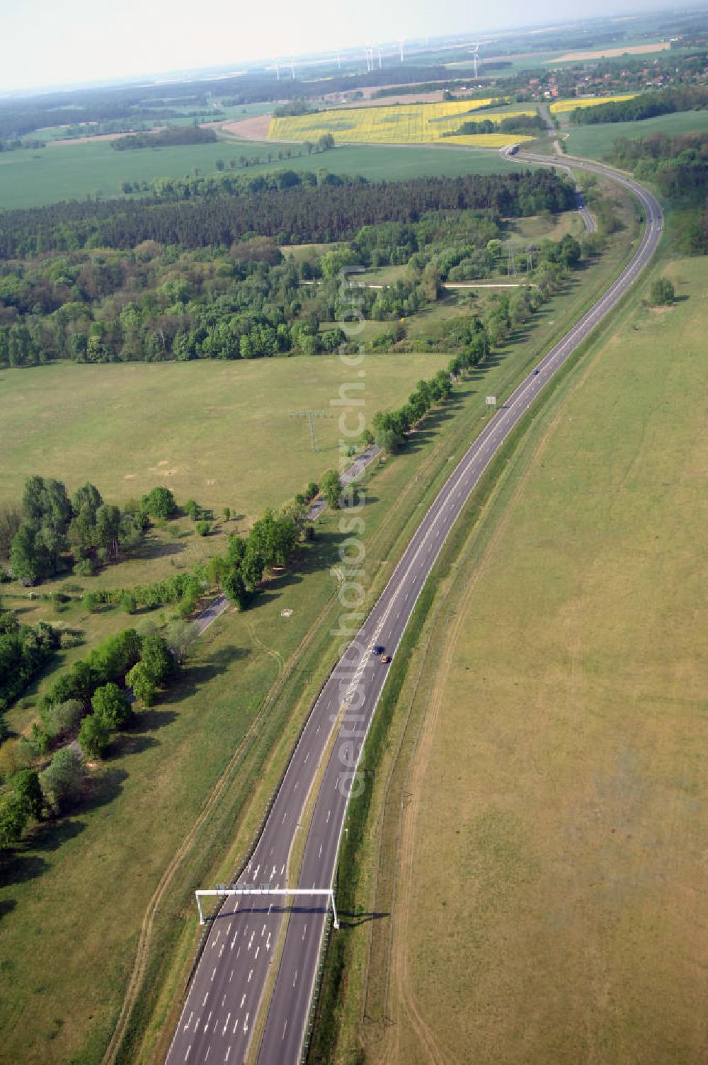 FRANKFURT / ODER from the bird's eye view: Blick auf die Ortsumfahrung der Bundesstrasse B 112 westlich von Frankfurt / Oder. Landesbetrieb Straßenwesen Brandenburg (