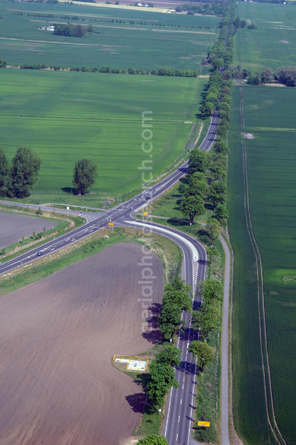 SEELOW from the bird's eye view: Blick auf die Ortsumfahrung der Bundesstrasse B 1 westlich von Seelow. Landesbetrieb Straßenwesen Brandenburg (