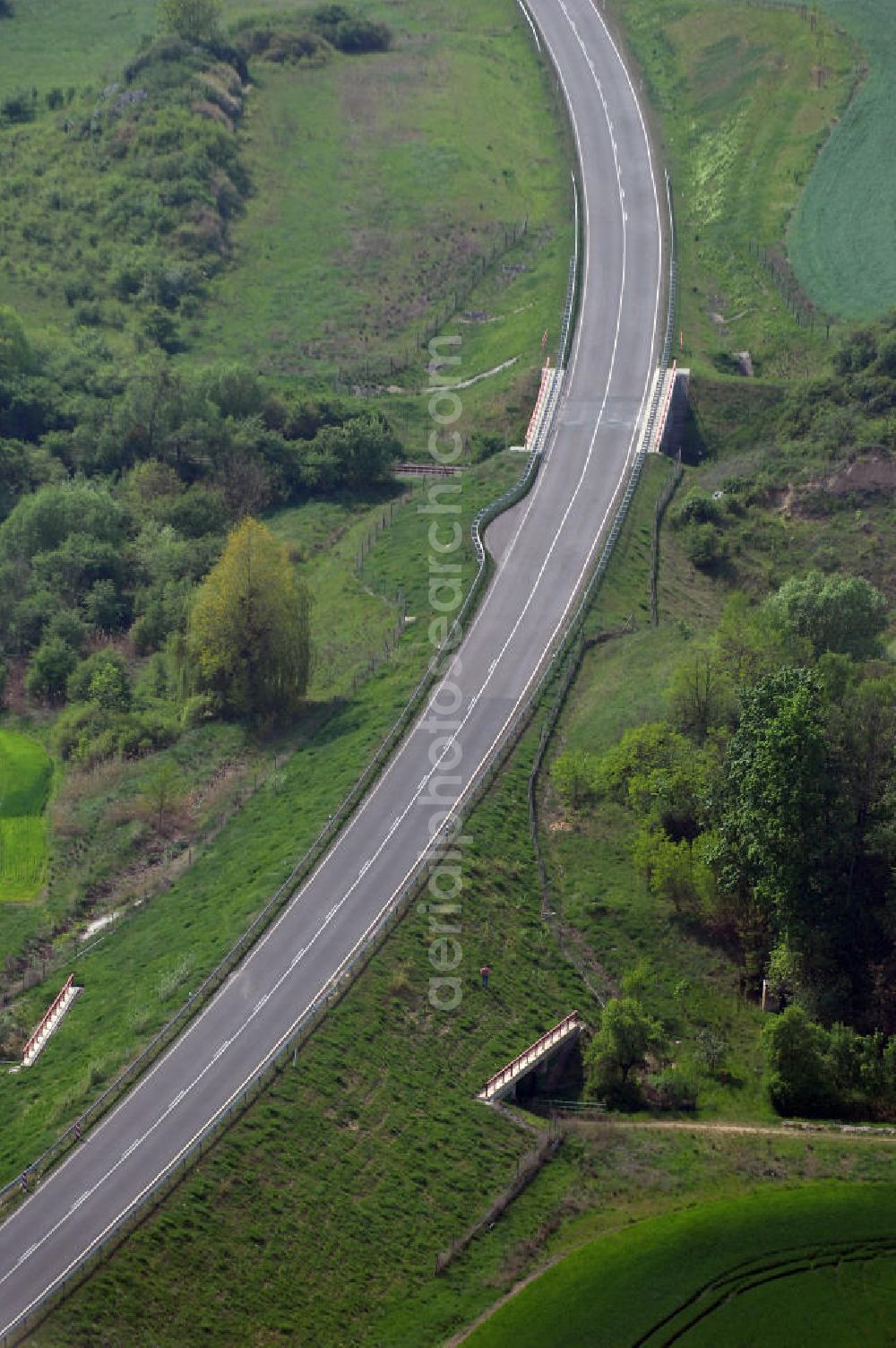 SEELOW from the bird's eye view: Blick auf die Ortsumfahrung der Bundesstrasse B 1 westlich von Seelow. Landesbetrieb Straßenwesen Brandenburg (