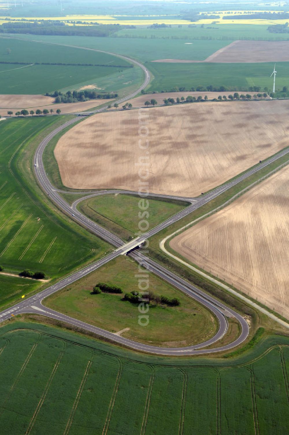 SEELOW from the bird's eye view: Blick auf die Ortsumfahrung der Bundesstrasse B 1 westlich von Seelow. Landesbetrieb Straßenwesen Brandenburg (