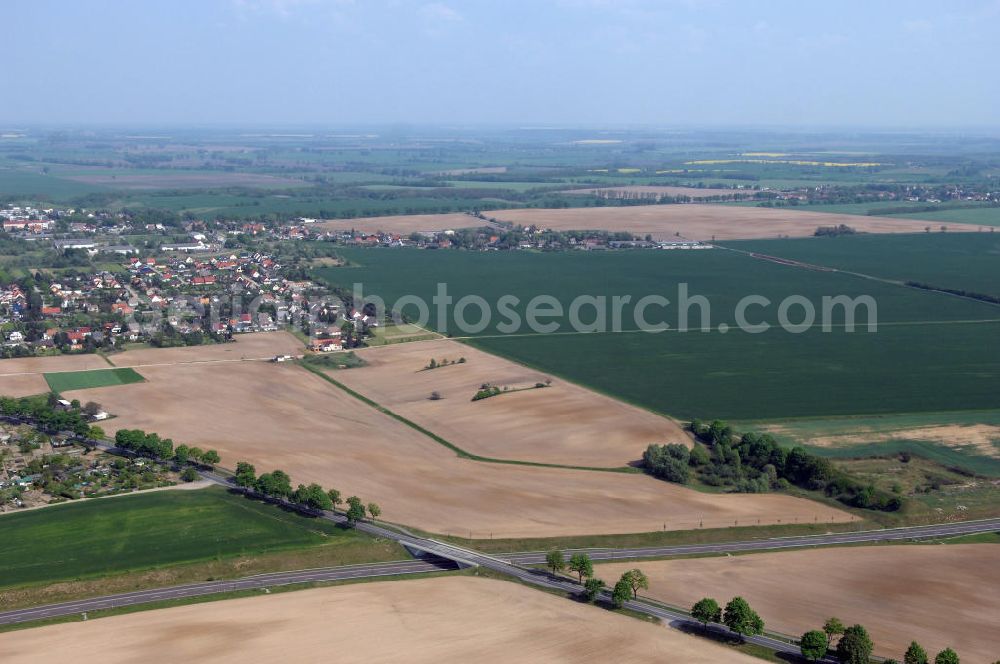 SEELOW from above - Blick auf die Ortsumfahrung der Bundesstrasse B 1 westlich von Seelow. Landesbetrieb Straßenwesen Brandenburg (