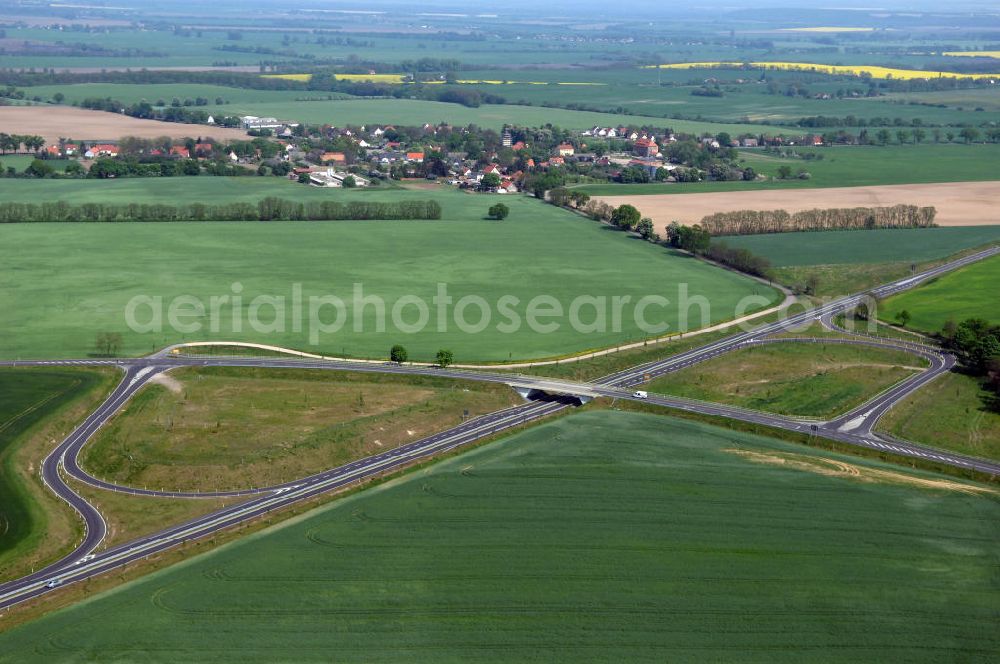 SEELOW from above - Blick auf die Ortsumfahrung der Bundesstrasse B 1 westlich von Seelow. Landesbetrieb Straßenwesen Brandenburg (