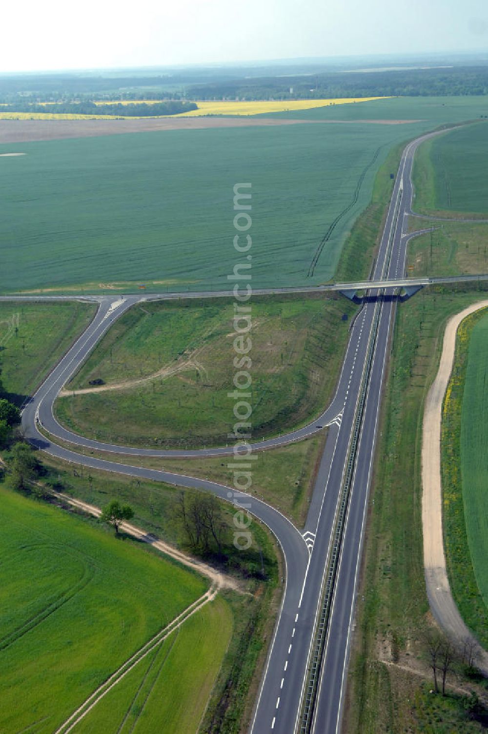 SEELOW from above - Blick auf die Ortsumfahrung der Bundesstrasse B 1 westlich von Seelow. Landesbetrieb Straßenwesen Brandenburg (