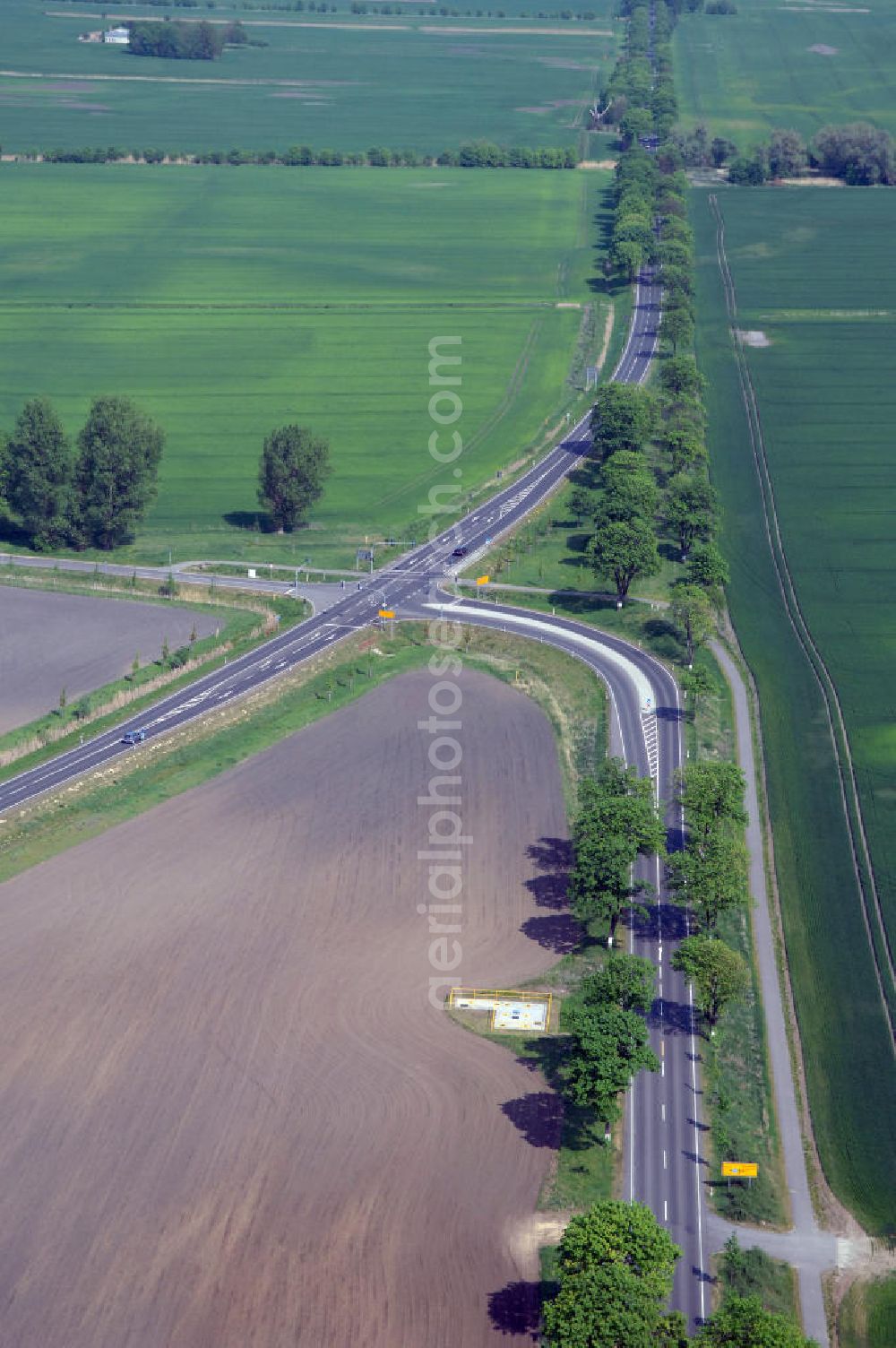 SEELOW from the bird's eye view: Blick auf die Ortsumfahrung der Bundesstrasse B 1 westlich von Seelow. Landesbetrieb Straßenwesen Brandenburg (