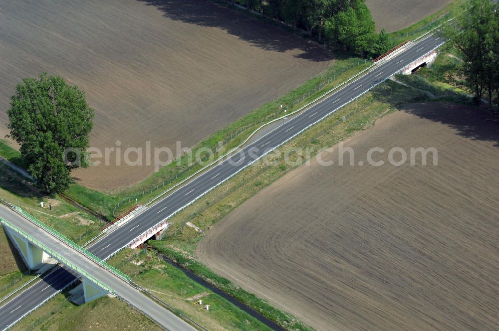 Aerial photograph SEELOW - Blick auf die Ortsumfahrung der Bundesstrasse B 1 westlich von Seelow. Landesbetrieb Straßenwesen Brandenburg (