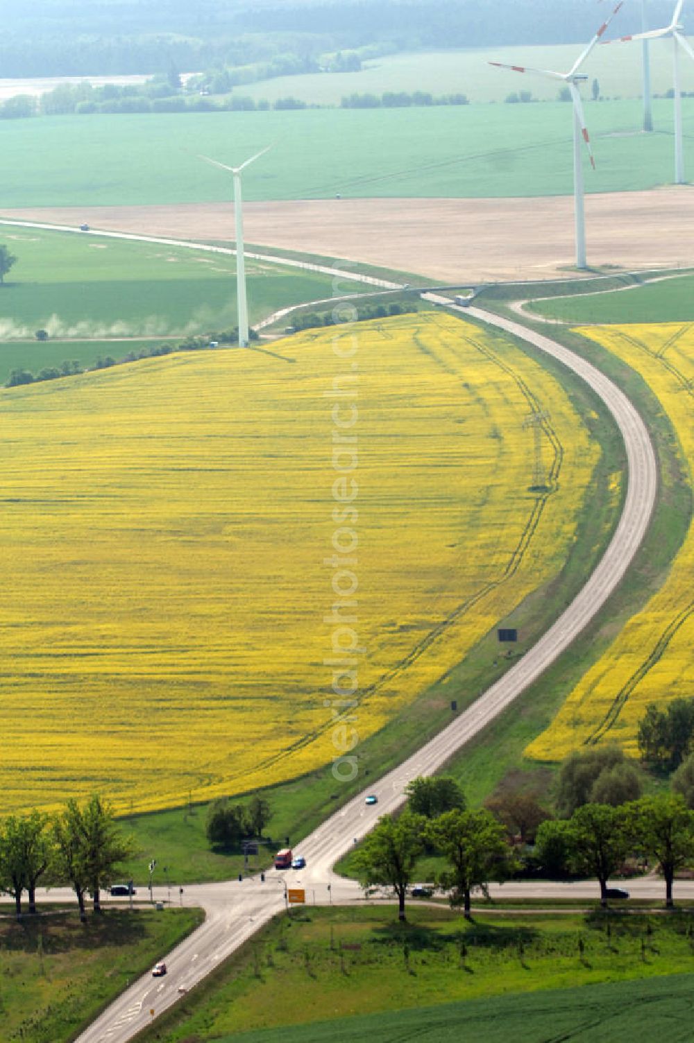 Aerial photograph SEELOW - Blick auf die Ortsumfahrung der Bundesstrasse B 1 westlich von Seelow. Landesbetrieb Straßenwesen Brandenburg (