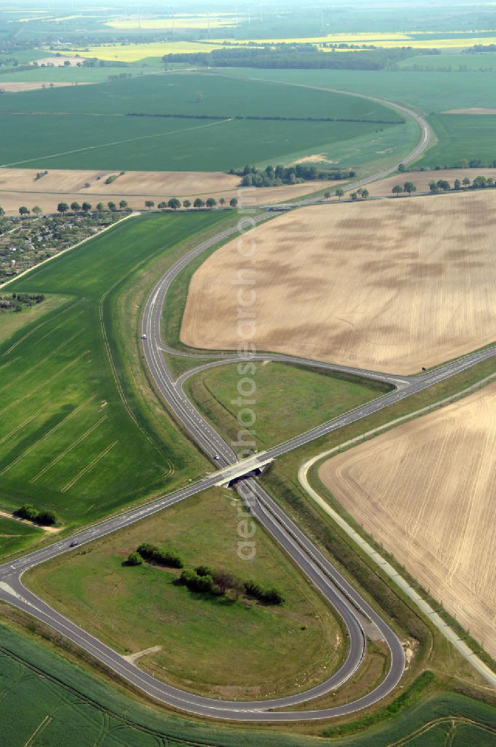 Aerial photograph SEELOW - Blick auf die Ortsumfahrung der Bundesstrasse B 1 westlich von Seelow. Landesbetrieb Straßenwesen Brandenburg (