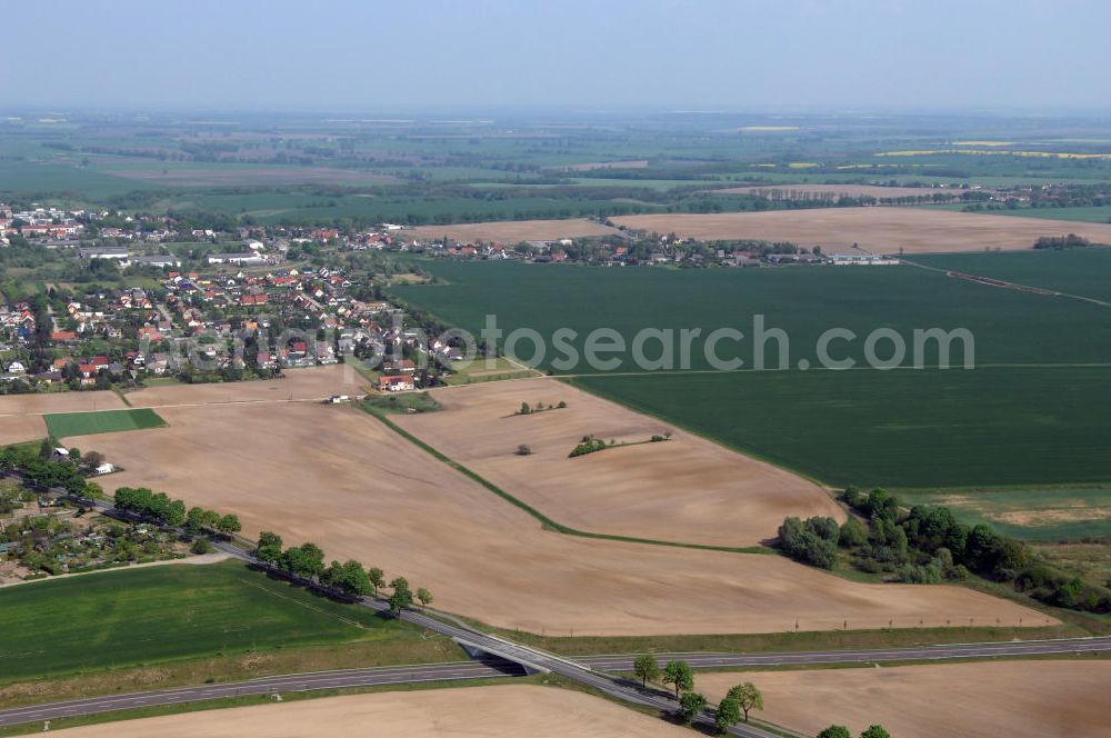 SEELOW from the bird's eye view: Blick auf die Ortsumfahrung der Bundesstrasse B 1 westlich von Seelow. Landesbetrieb Straßenwesen Brandenburg (