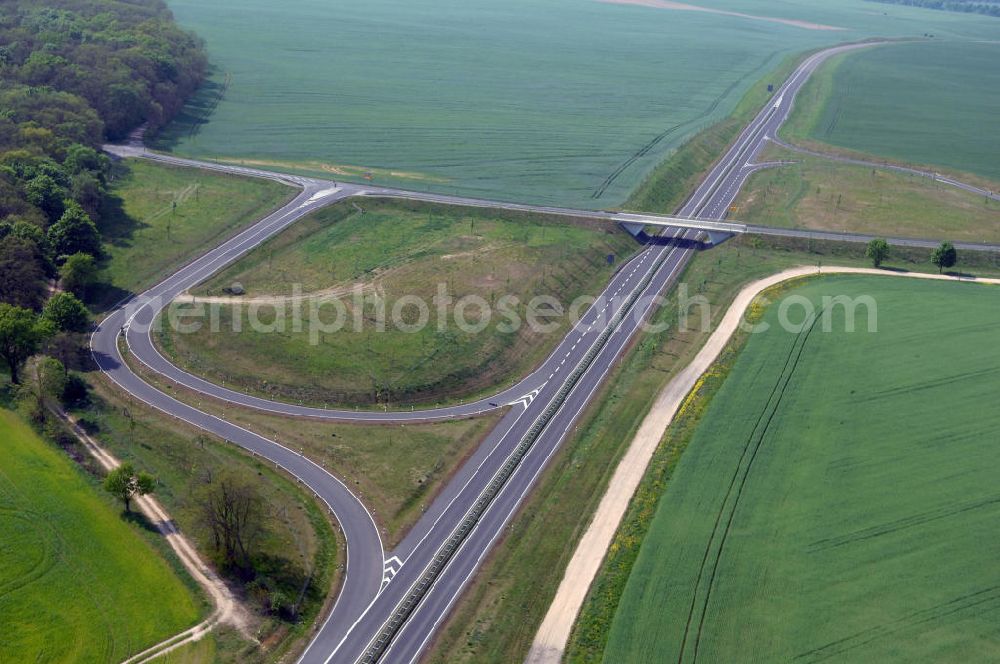 SEELOW from the bird's eye view: Blick auf die Ortsumfahrung der Bundesstrasse B 1 westlich von Seelow. Landesbetrieb Straßenwesen Brandenburg (