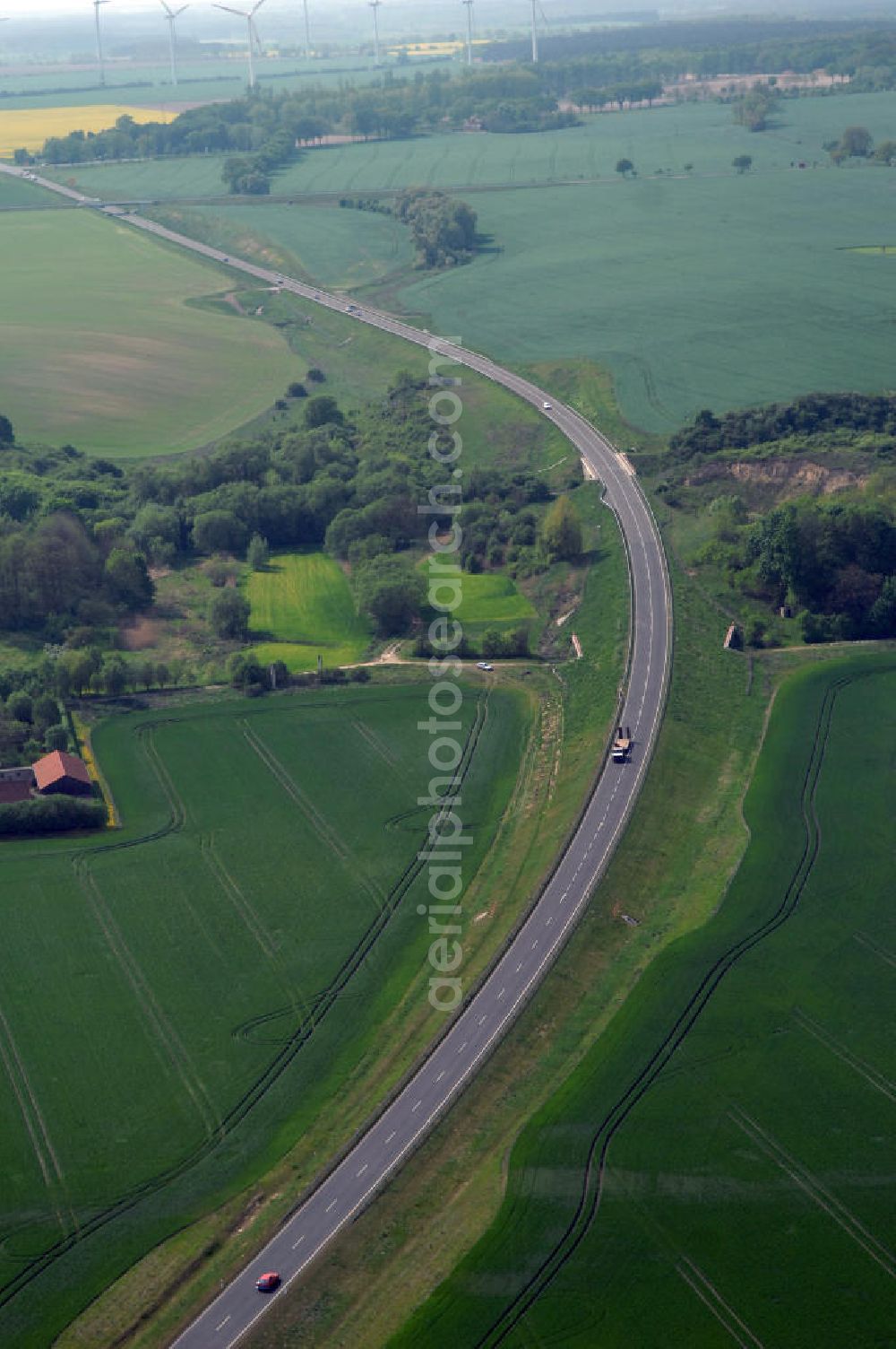 SEELOW from the bird's eye view: Blick auf die Ortsumfahrung der Bundesstrasse B 1 westlich von Seelow. Landesbetrieb Straßenwesen Brandenburg (