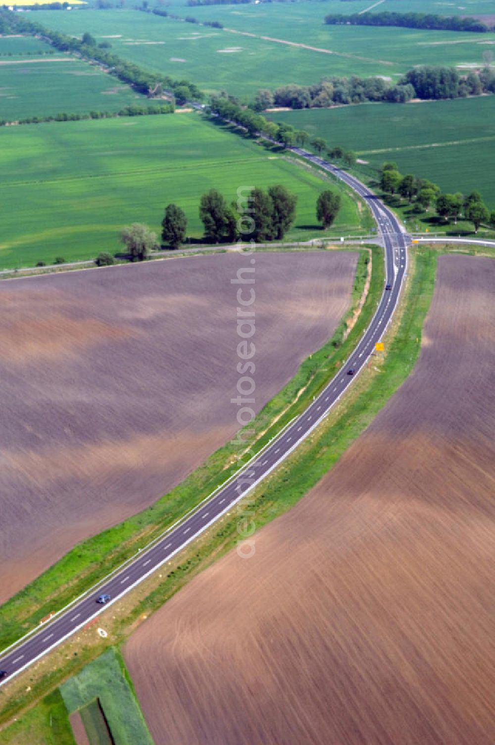 Aerial photograph SEELOW - Blick auf die Ortsumfahrung der Bundesstrasse B 1 westlich von Seelow. Landesbetrieb Straßenwesen Brandenburg (