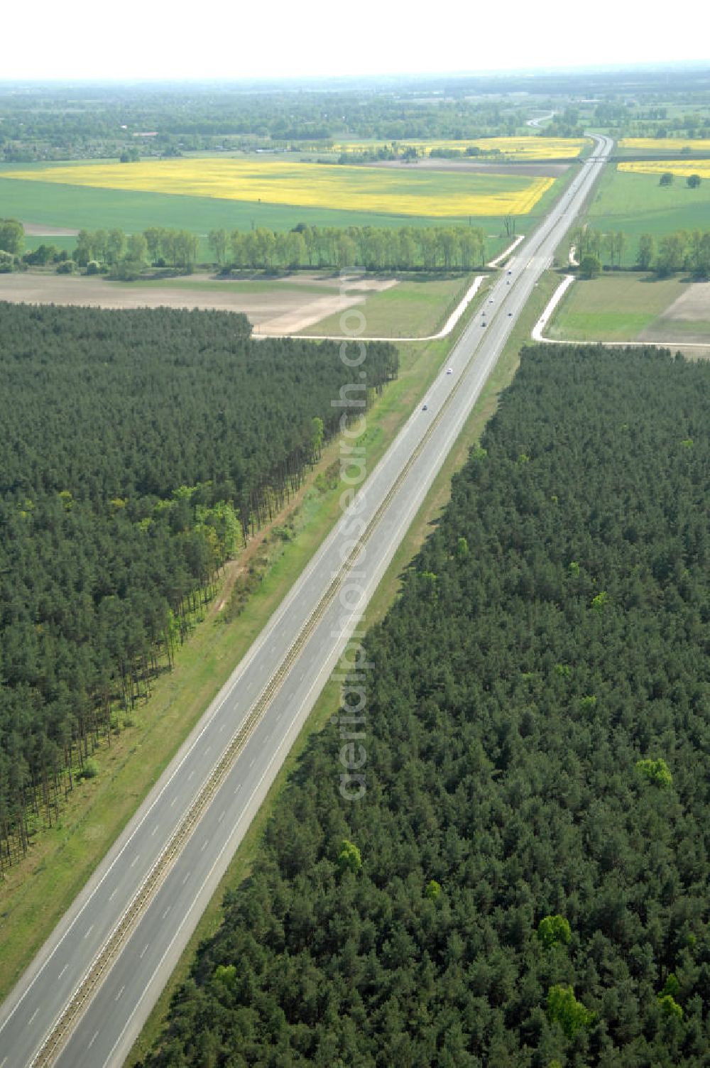 ORANIENBURG from above - Blick auf die Ortsumfahrung Oranienburg B96 westlich von Oranienburg. Landesbetrieb Straßenwesen Brandenburg (