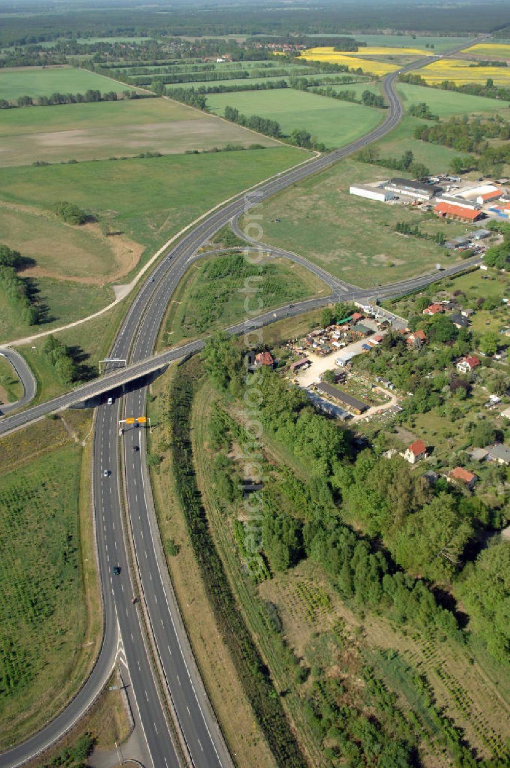 Aerial photograph ORANIENBURG - Blick auf die Ortsumfahrung Oranienburg B96 westlich von Oranienburg. Landesbetrieb Straßenwesen Brandenburg (