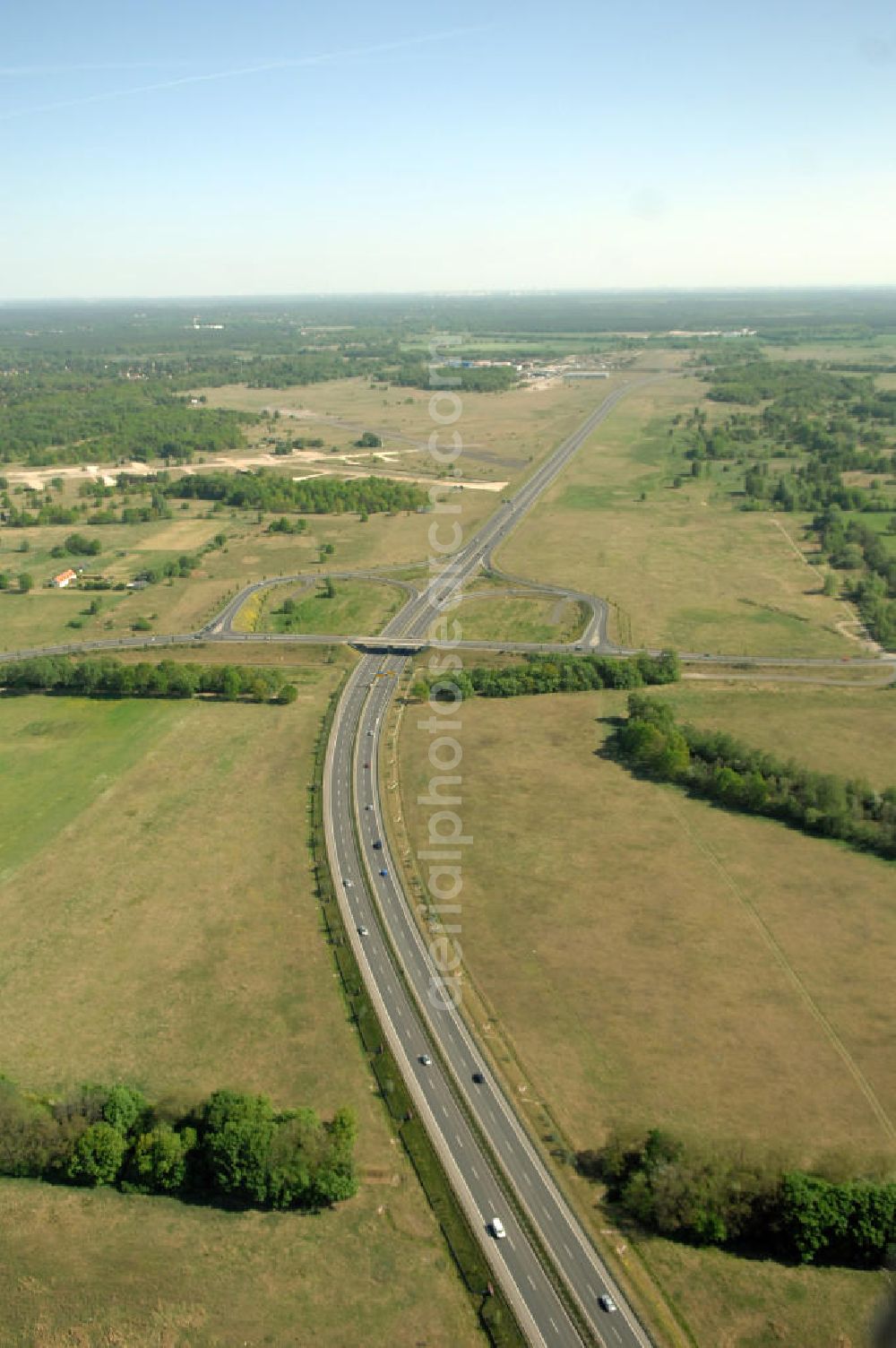 ORANIENBURG from above - Blick auf die Ortsumfahrung Oranienburg B96 westlich von Oranienburg. Landesbetrieb Straßenwesen Brandenburg (