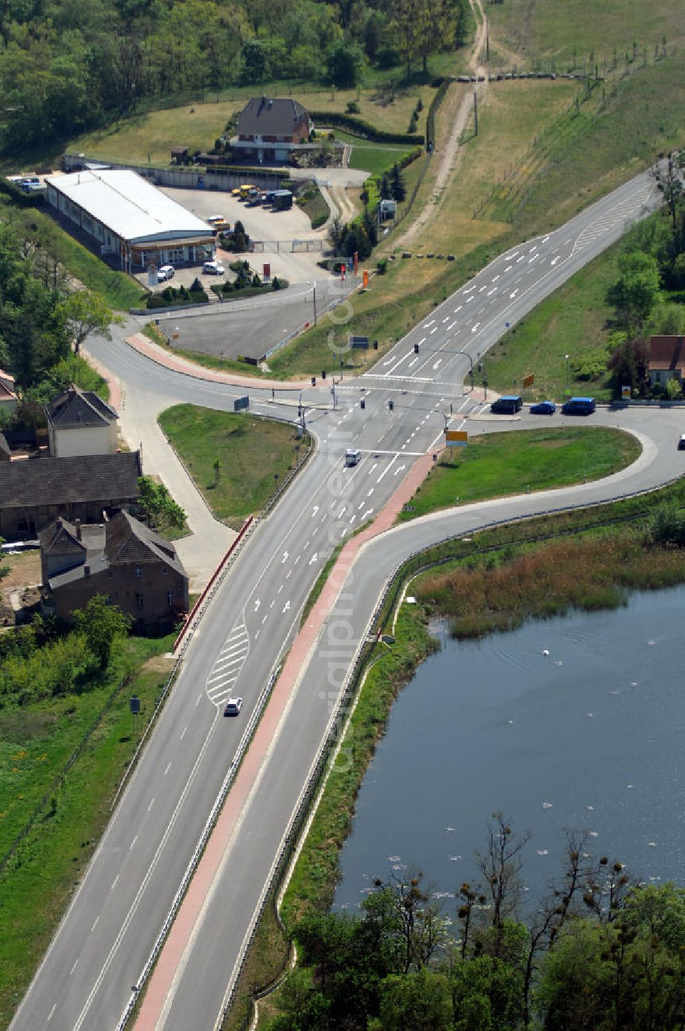 WRIETZEN from above - Blick auf die Ortsumfahrung B 167 im südlichen Ortsbereich von Wriezen. Landesbetrieb Straßenwesen Brandenburg (