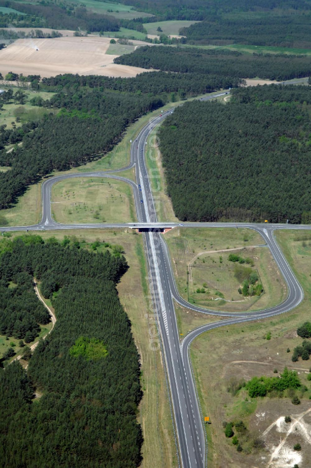 WRIETZEN from above - Blick auf die Ortsumfahrung B 167 im südlichen Ortsbereich von Wriezen. Landesbetrieb Straßenwesen Brandenburg (