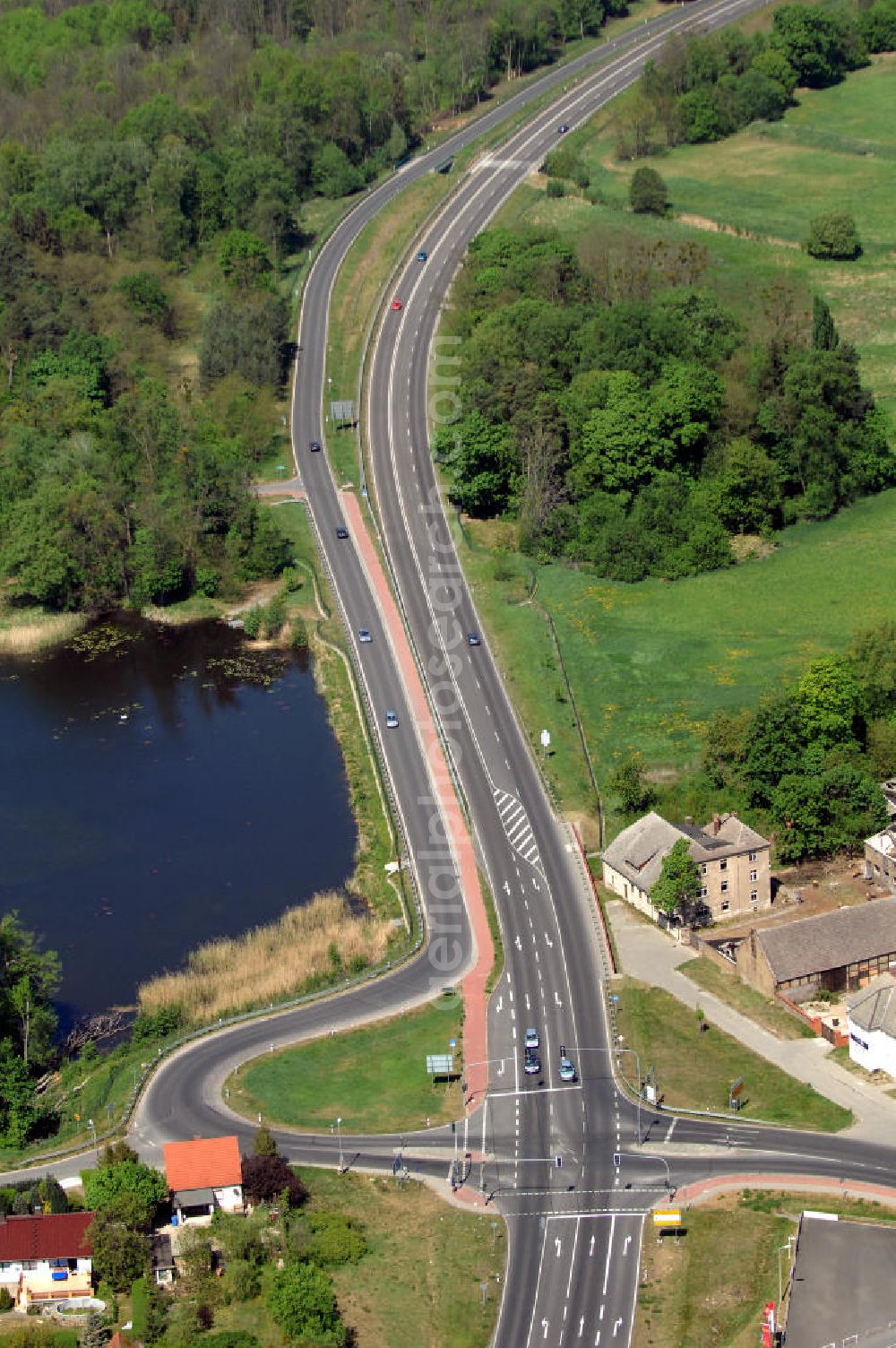 WRIETZEN from the bird's eye view: Blick auf die Ortsumfahrung B 167 im südlichen Ortsbereich von Wriezen. Landesbetrieb Straßenwesen Brandenburg (