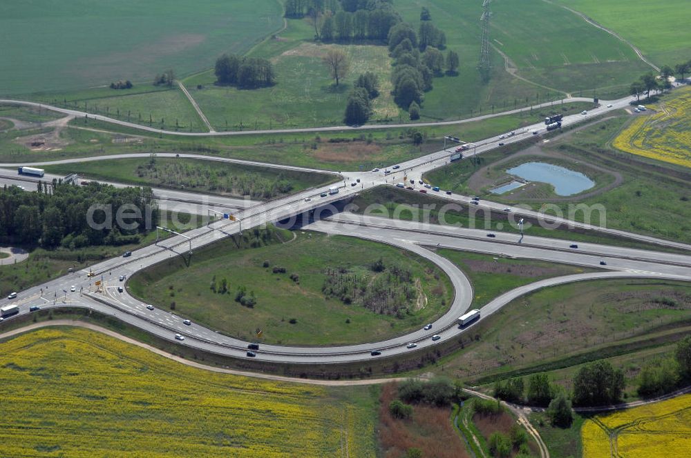 ALTLANDSBERG from above - Blick auf die Ortsumgehung Landesstrasse L 33 südwestlich von Altlandsberg bis zum östlichen Berliner Ring. Landesbetrieb Straßenwesen Brandenburg (