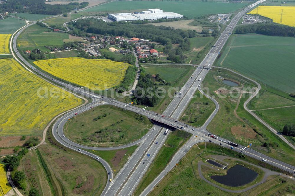 ALTLANDSBERG from above - Blick auf die Ortsumgehung Landesstrasse L 33 südwestlich von Altlandsberg bis zum östlichen Berliner Ring. Landesbetrieb Straßenwesen Brandenburg (