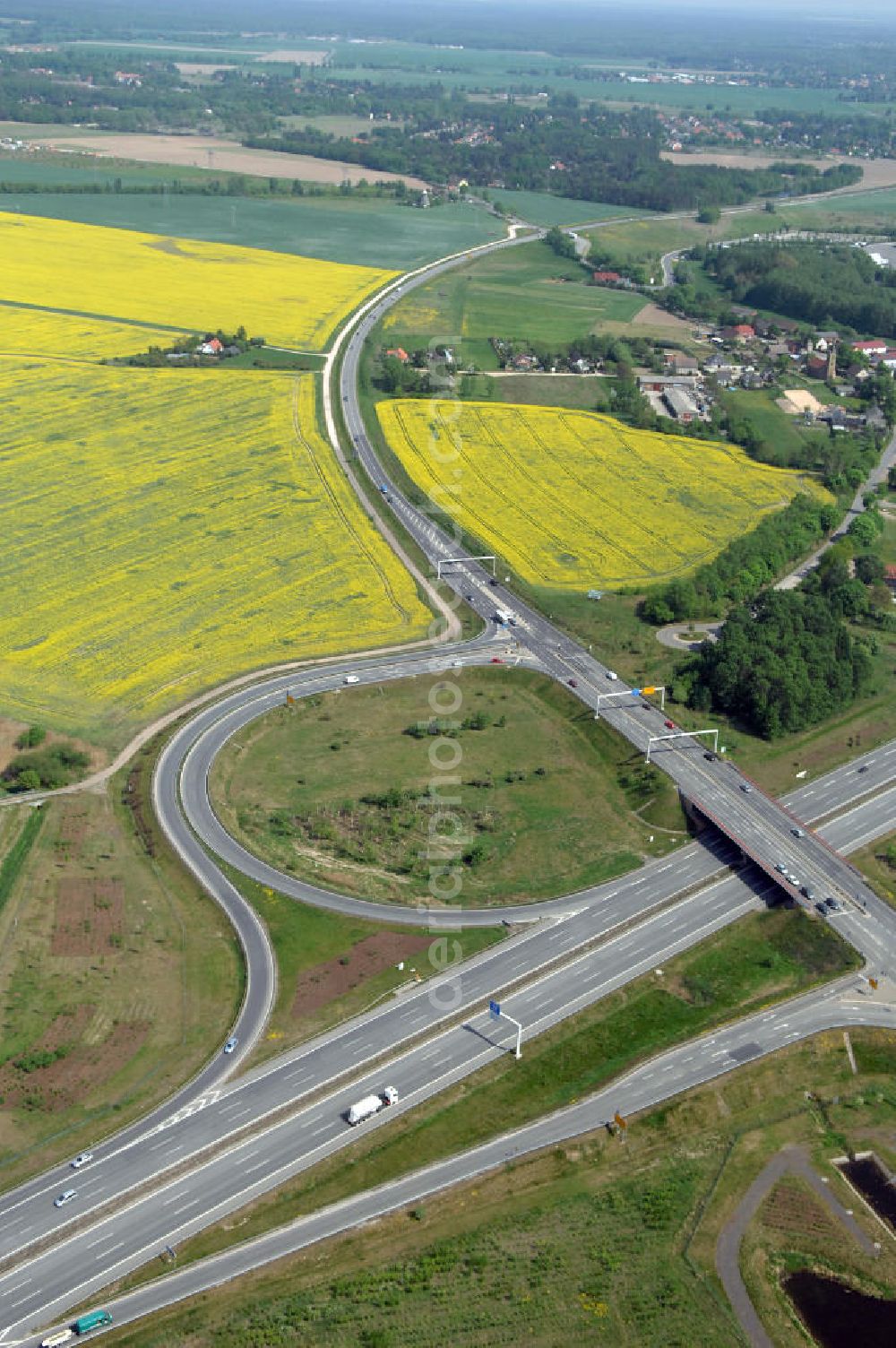 Aerial photograph ALTLANDSBERG - Blick auf die Ortsumgehung Landesstrasse L 33 südwestlich von Altlandsberg bis zum östlichen Berliner Ring. Landesbetrieb Straßenwesen Brandenburg (