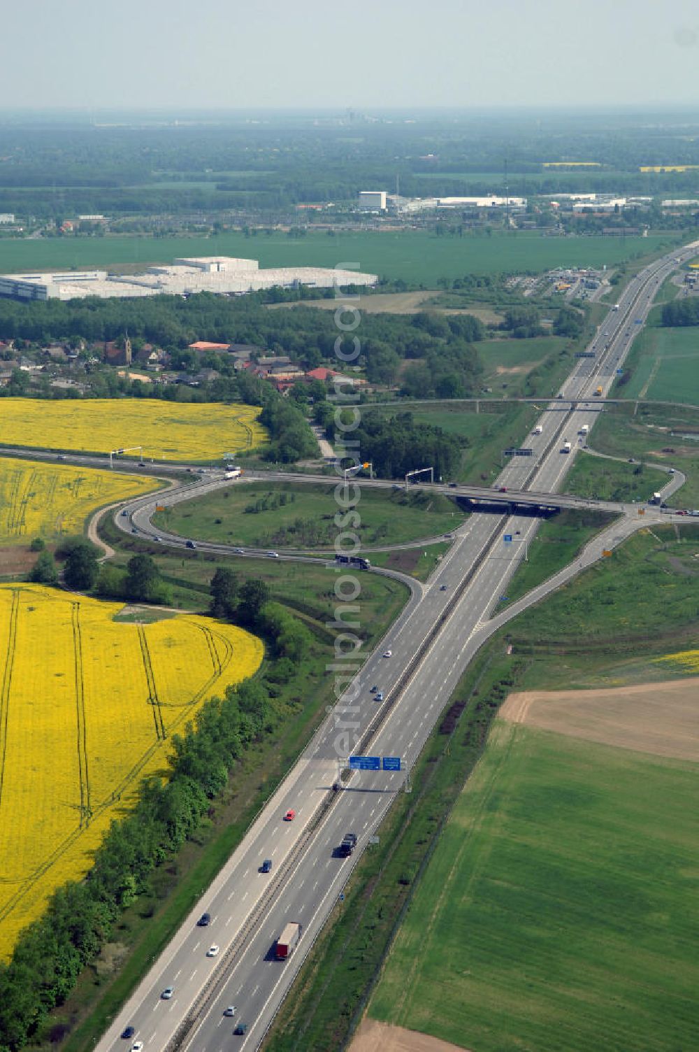 ALTLANDSBERG from above - Blick auf die Ortsumgehung Landesstrasse L 33 südwestlich von Altlandsberg bis zum östlichen Berliner Ring. Landesbetrieb Straßenwesen Brandenburg (