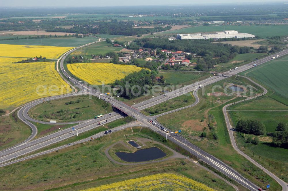 ALTLANDSBERG from above - Blick auf die Ortsumgehung Landesstrasse L 33 südwestlich von Altlandsberg bis zum östlichen Berliner Ring. Landesbetrieb Straßenwesen Brandenburg (